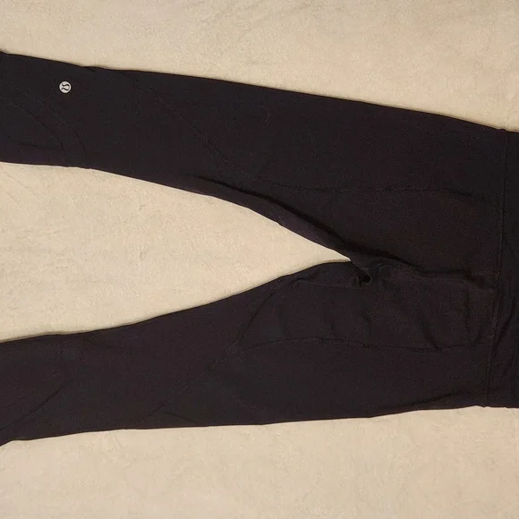 LULULEMON crop black leggings. Missing size tag but perfect condition - Picture 3 of 13